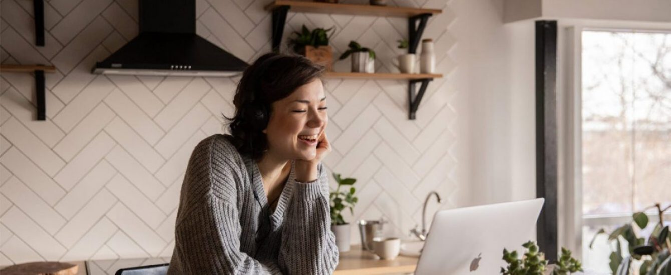 house-wife-talking-with-computer-1340x550-1 house-wife-talking-with-computer-1340x550-1