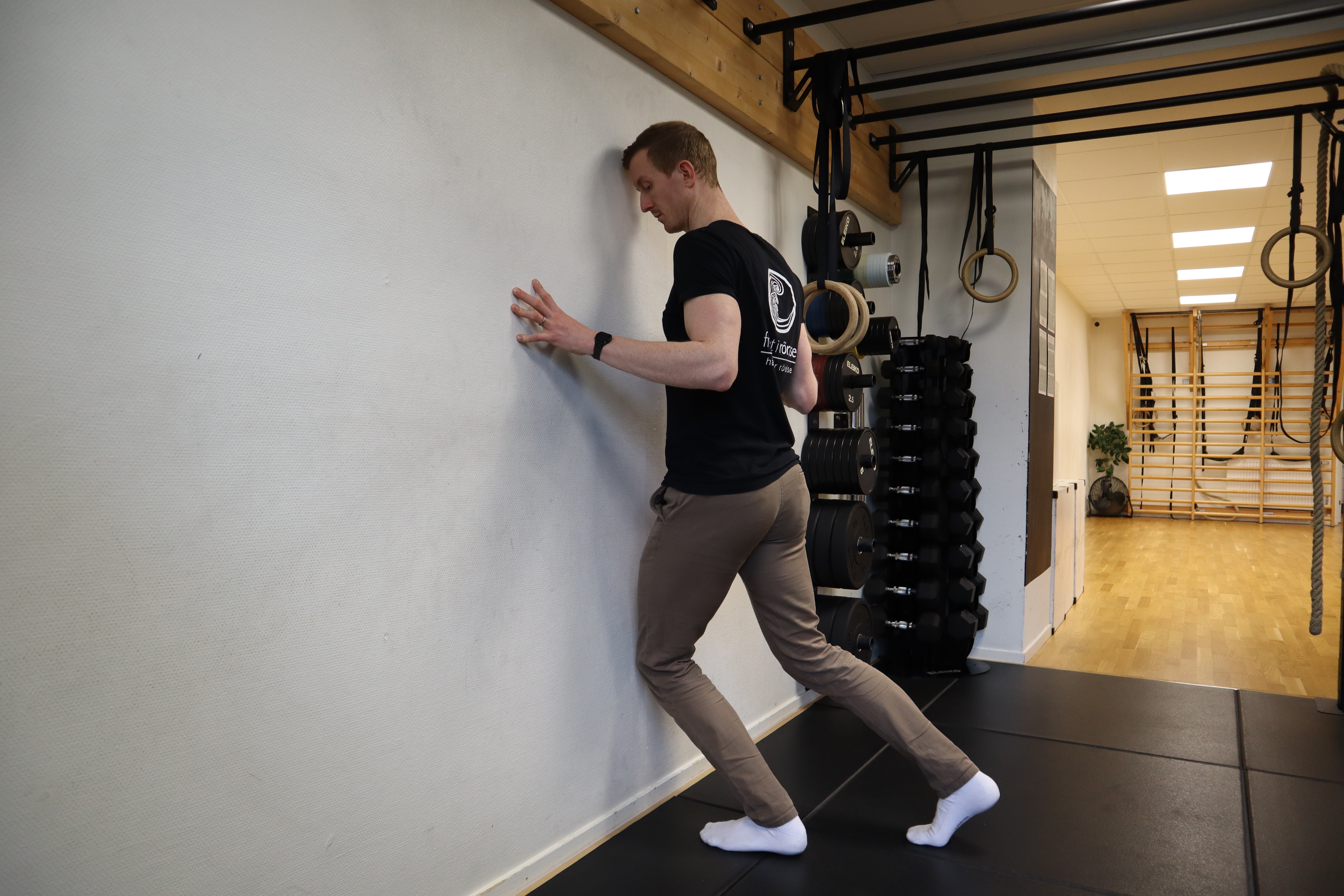 Knee to Wall