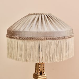 Veckad lampskärm i dupion. Handsydd med fransar.