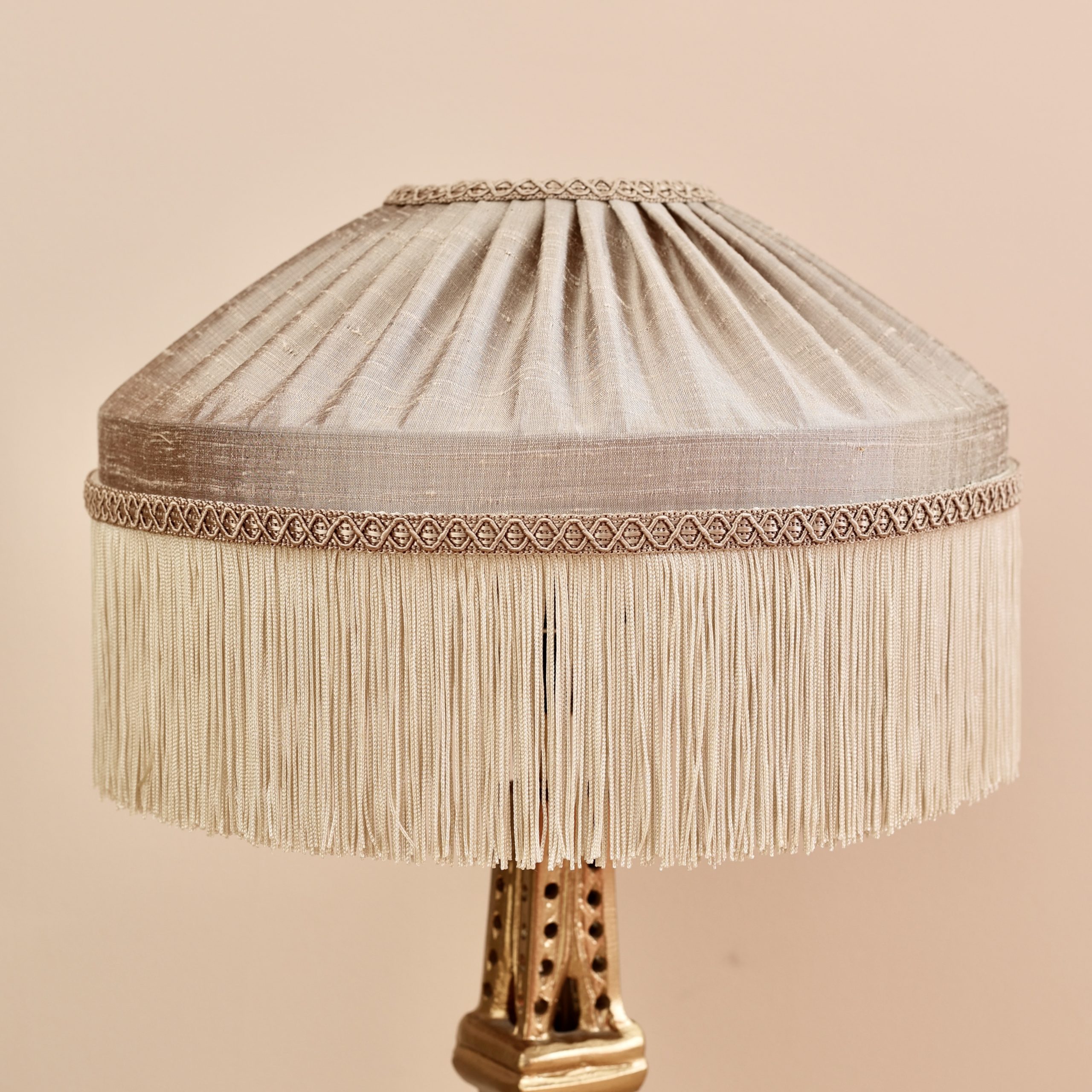 Veckad lampskärm i dupion. Handsydd med fransar.
