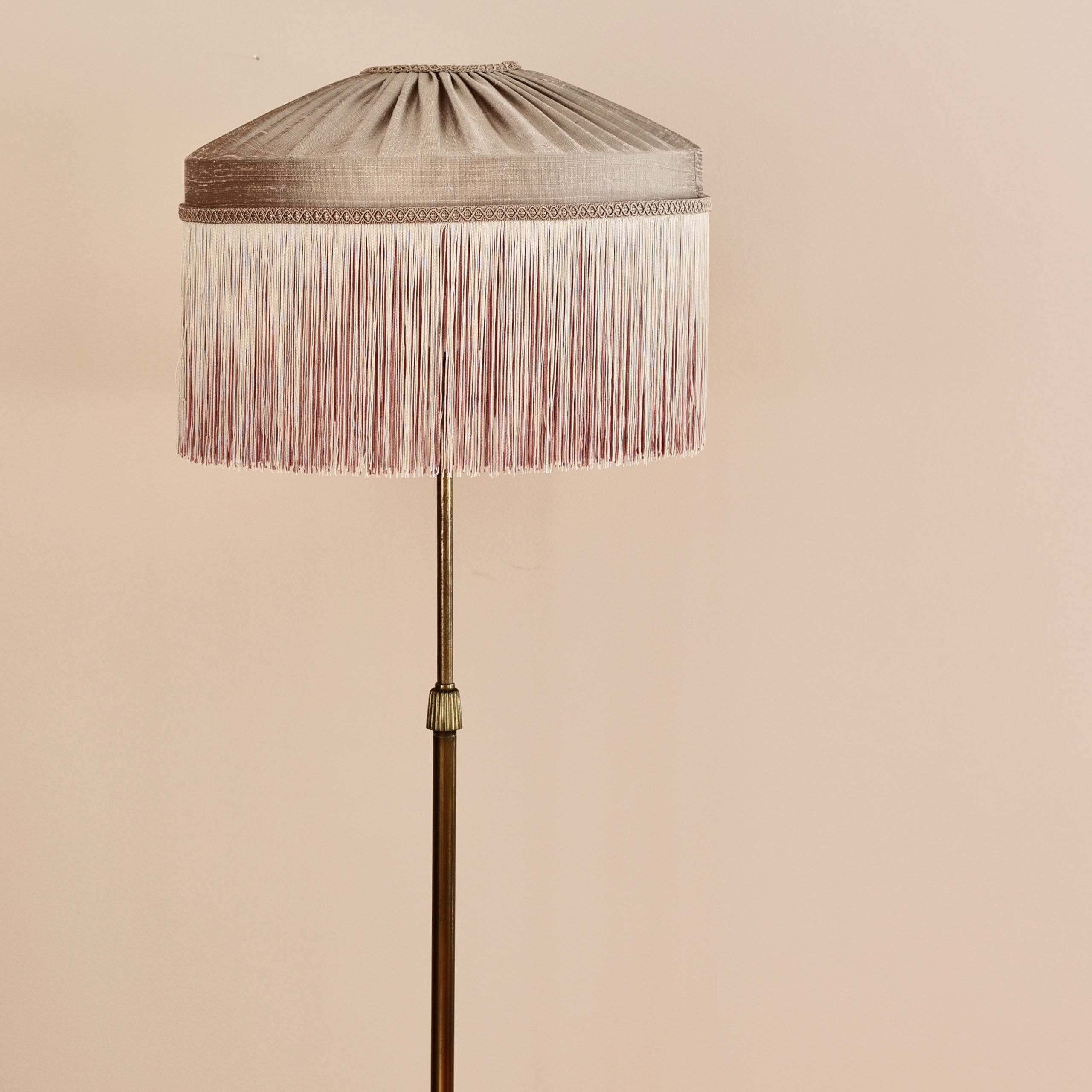 Handsydd lampskärm i dupionsiden.