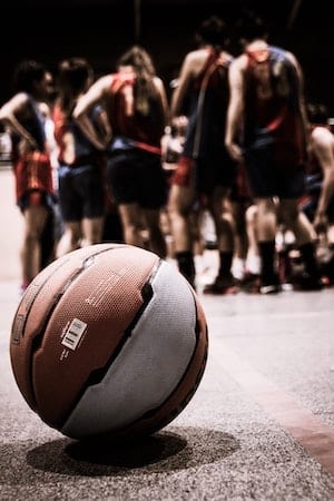 Basketboll liggande på planen vid timeout