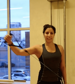 Kvinna som tränar skulderstabilitet i dragapparat