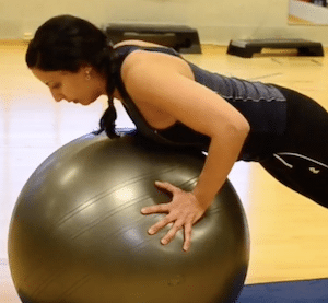 Bild på skulderstabiliserande övning med boll