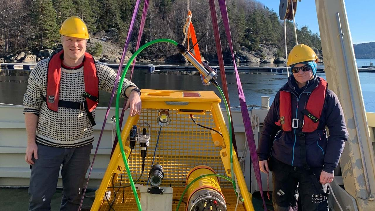 Anders Røstad, marinbiolog i Kongsberg Maritime poserer ved siden av utstyret som skal overvåke fiskebestanden i Drøbaksundet i Ytre Oslofjord.