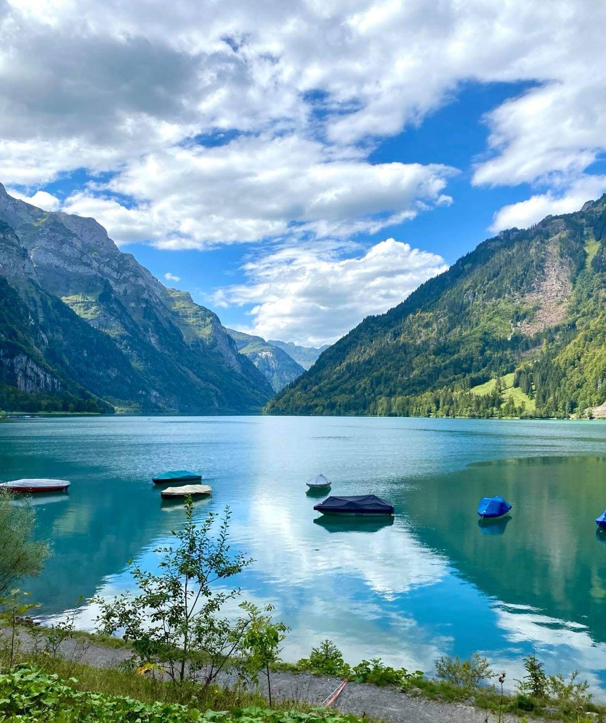 Hiking along Klöntalersee - Switzerland - Chris and Lene on Tour