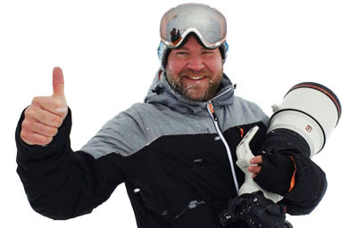 Niklas Virsen gör tummen upp för att prenumerera på nyhetsbrev från Fröstad Naturfoto