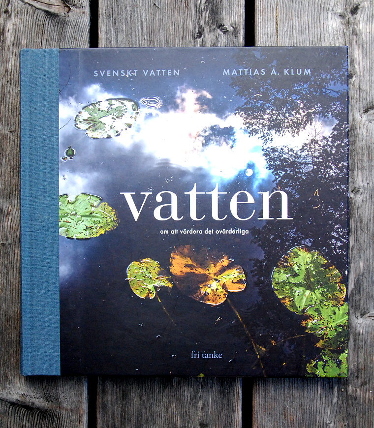 Boken "Vatten" har ett foto på näckrosor i vatten på framsidan.