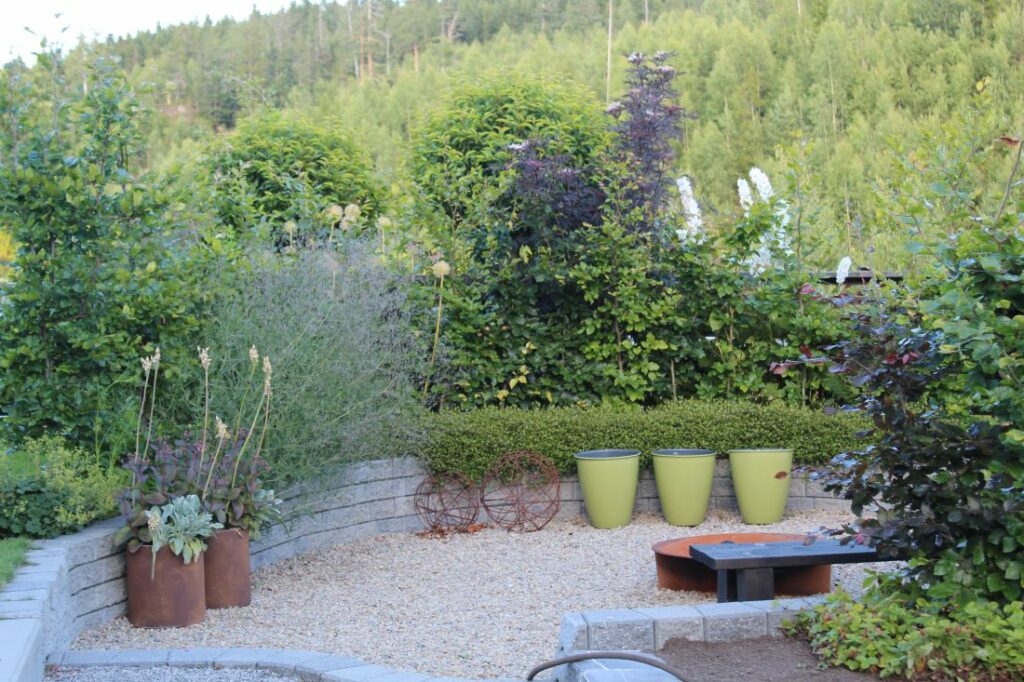 Bålplass og hyggelig uterom Bålplass og hyggelig uterom