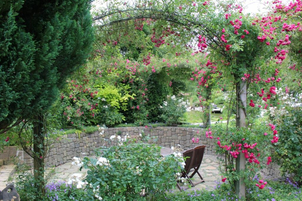 Sunken garden med rosebuer Sunken garden med rosebuer