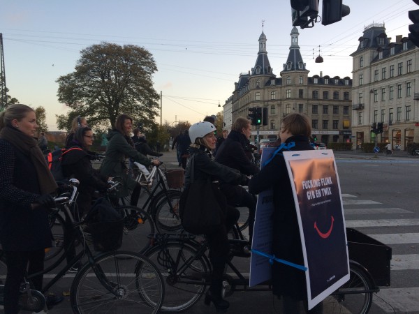 Cykelkøen er altid lang lige her om morgenen. Her er vi helt oppe foran.