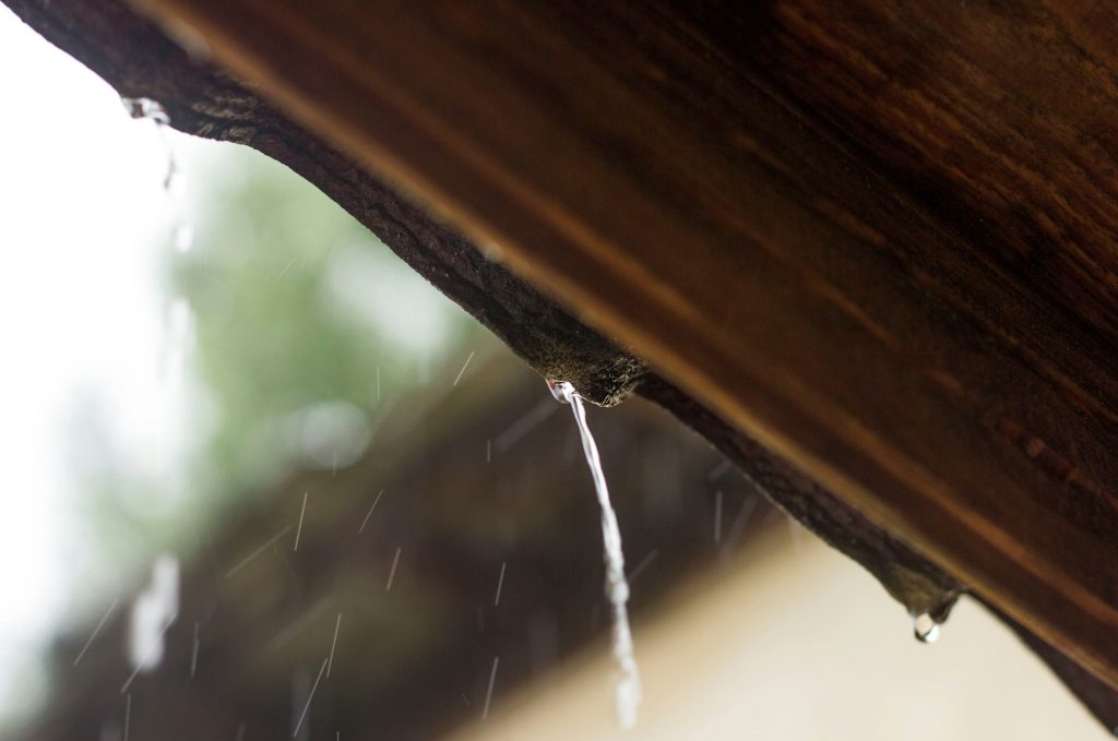 Vandskade udefra - vand trænger ind fra terrasse, ovenlysvindue, altan, tag eller lignende udenfor