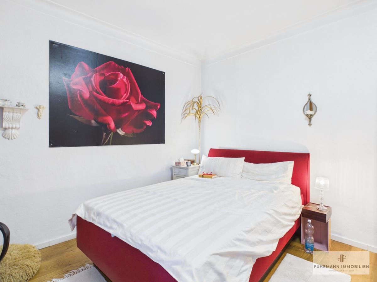 Geräumiges Schlafzimmer mit angenehmer Wohlfühlatmosphäre