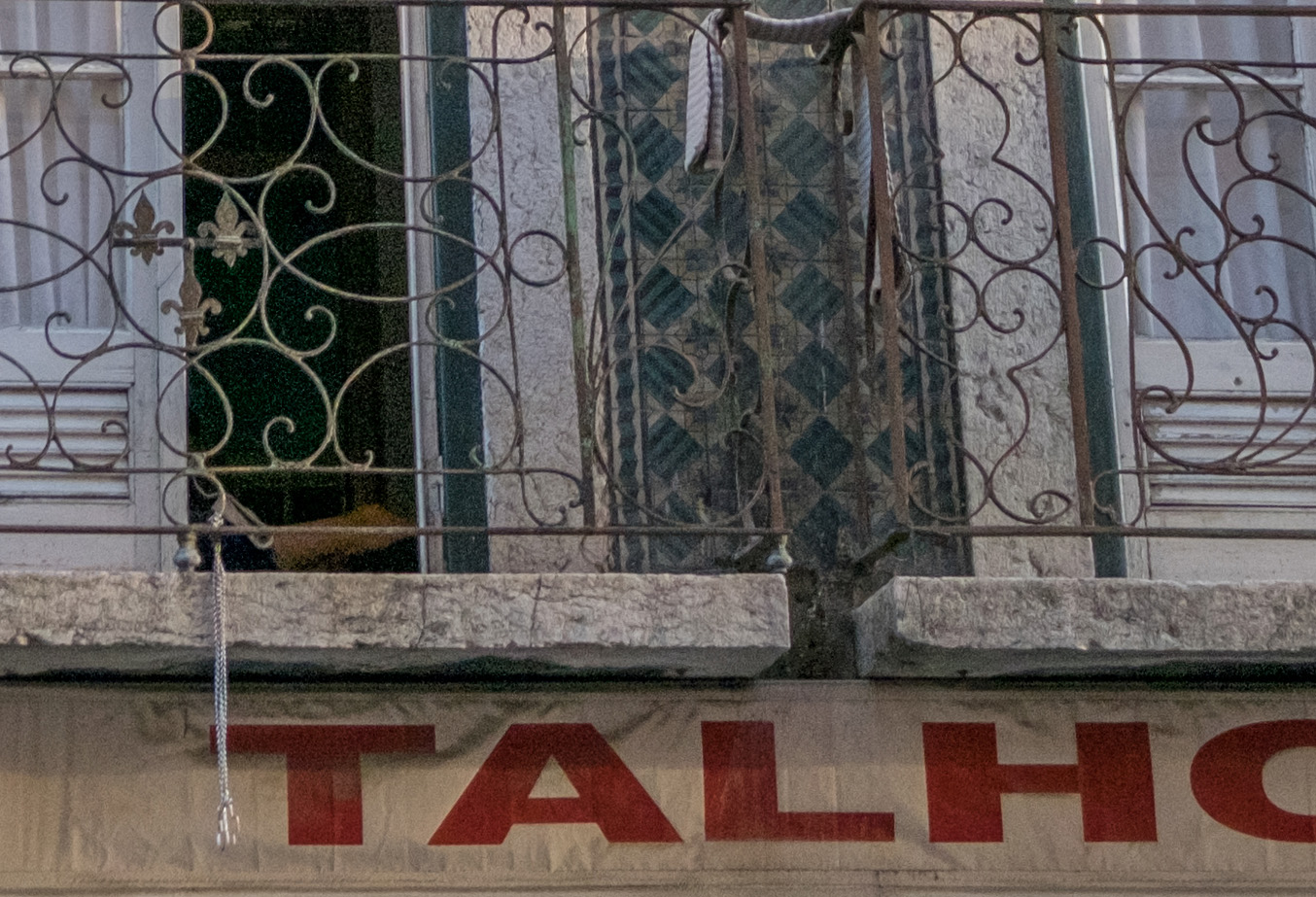 100% crop of the bottom of the RAW file with 3 – 4 stops of shadows pulled back