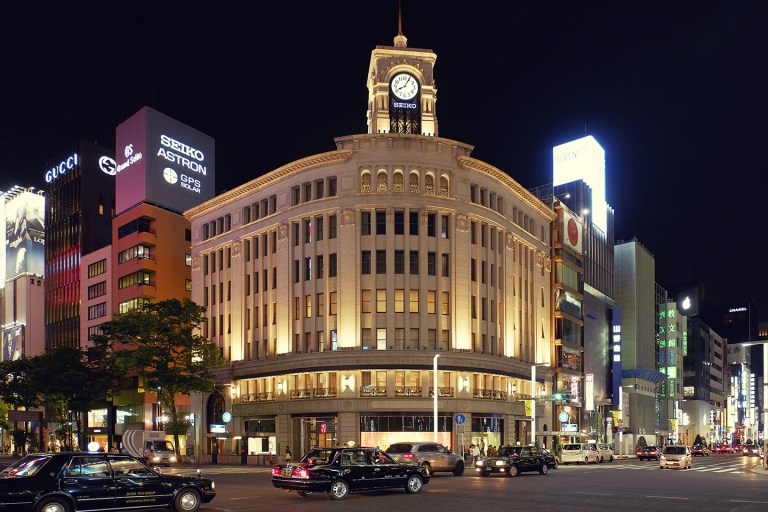 Fujifilm X-T1 + XF 16-55mm WR, @16 mm, F2.8, ISO 1250, 1/40 sec, hand-held. Ginza, Tokyo, Japan.