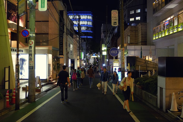 Fujifilm X-T1 + XF 16-55mm WR, @23 mm, F2.8, ISO 1000, 1/40 sec, hand-held. Roppongi Hills, Tokyo, Japan.