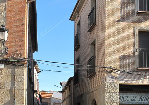 Edificio de cuatro viviendas y locales en Lagartera (Toledo)