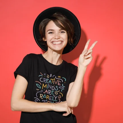 Kvinna med t-shirt som säger Creative minds are rarely tidy