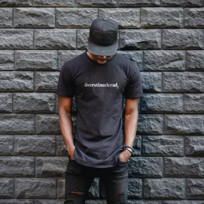 man with a black shirt saying "överstimulerad"