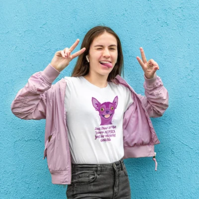 Teen girl with FunkForm shirt saying "Jag har inte bara ADHD, jag är störig också"