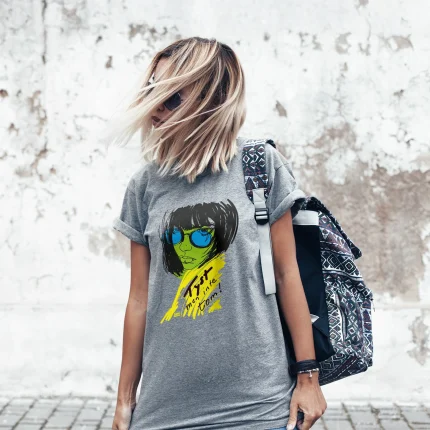 Woman with grey FunkForm shirt saying "Tyst men inte tom!"