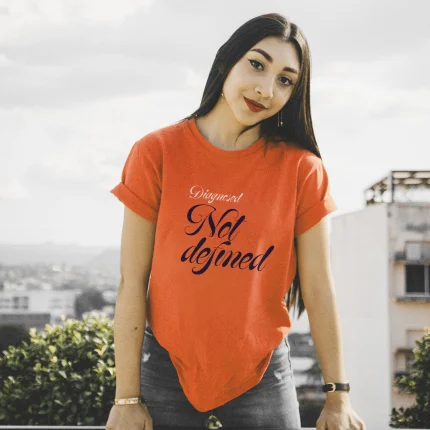 Kvinna med orange t-shirt: Diagnosed. Not defined.