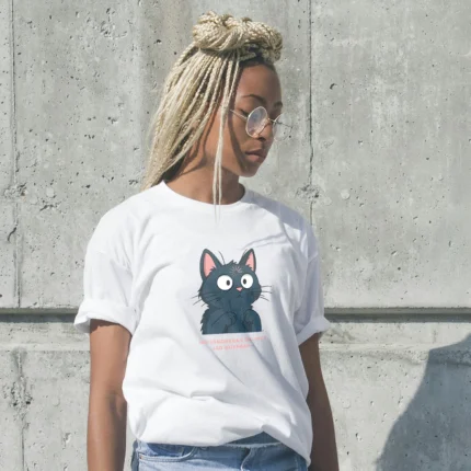 Kvinna med t-shirt som säger: "Jag ignorerar dig inte. Jag buffrar ..."