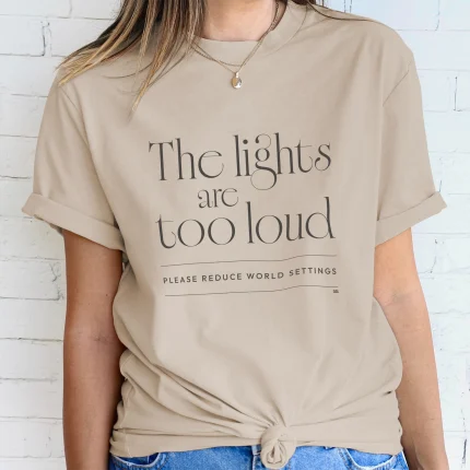 T-shirt med texten: The lights are too loud. Please reduce world settings.