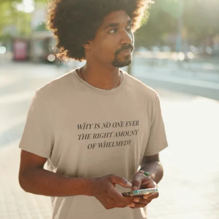 Man med tshirt som säger "why is no one the right amount of whelmed"