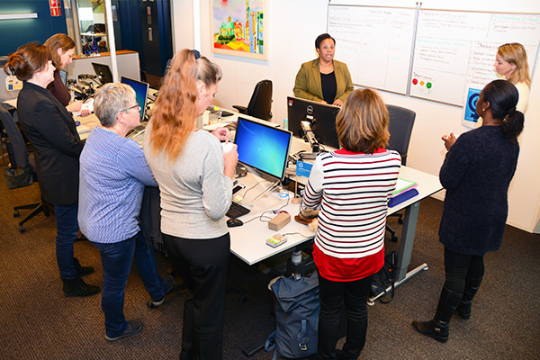 Foto van een workshop waarbij Daphne Hasselbaink een groep mensen toespreekt - Future Assistant Academy: voor futureproof assistants in het onderwijs en bedrijfsleven