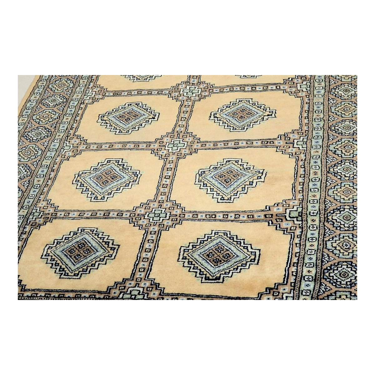 Bukhara-håndknyttet-kridt-indendørs-tæppe