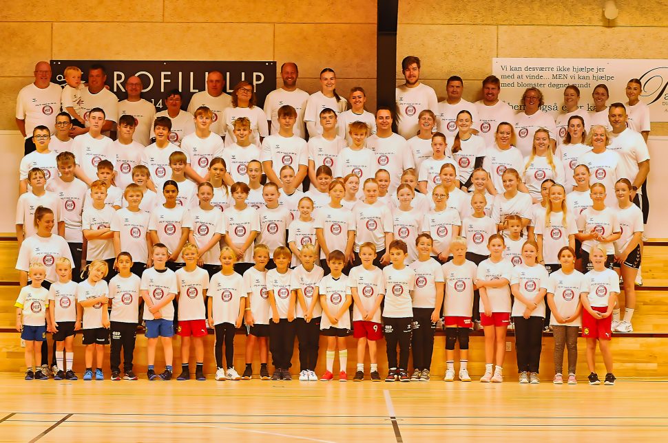 Haarby Gymnastikforening - Håndbold - holdfoto med forskellige aldersgrupper.