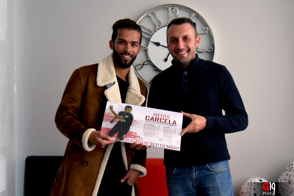 Un peñista entrega el premio Jugador G19 Septiembre a Mehdi Carcela