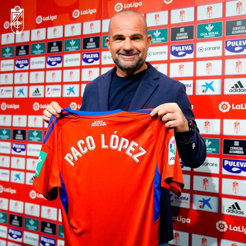 El nuevo entrenador nazarí, Paco López, posa feliz el día de su llegada a Granada, siendo el hombre protagonista en esta semana previa del Yeclano Dptivo-Granada CF