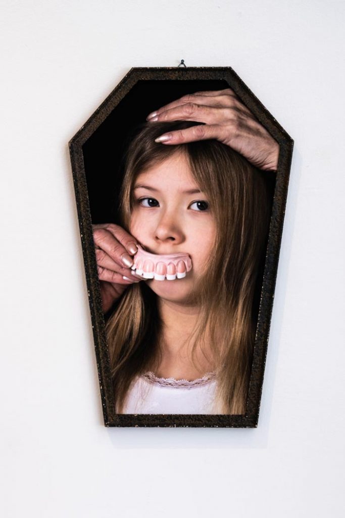 Maria Nuutinen: 10.	Noidan pauloissa, pigmenttivedos alumiinikomposiittilevyllä, vanhat peilinkehykset, 51 x 32 cm, 2019