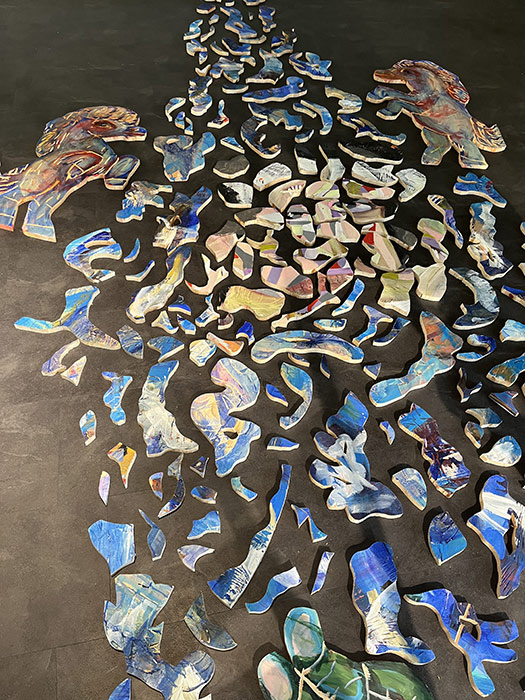 Camilla Vuorenmaa: They go together / Ne menevät yhdessä, installation, cut wood pieces on floor, adhesive text