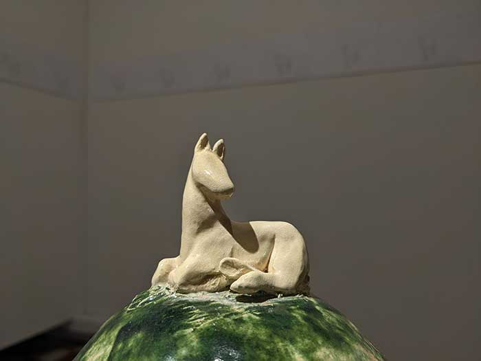 Laura Pakarinen: Urn for unknown horse (glazed stoneware)