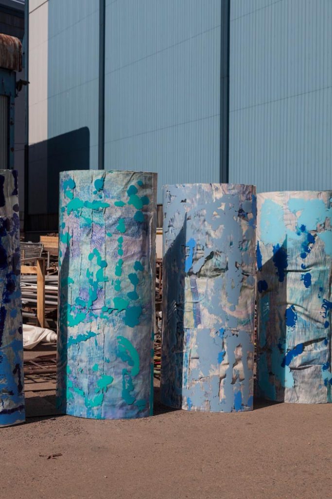 Siiri Pohjolainen: Blue Waves, 2019, 6 kpl 190 cm x 100 cm, kangas, akryyli ja kynät pleksille