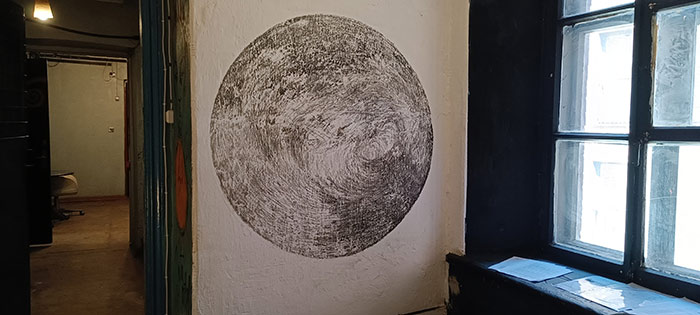 Enni Vekkeli: Kuu (Moon), hiili (charcoal)