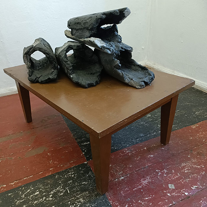 Enni Vekkeli: “Lainehoidjad /3” (Wave holders /3), lõkkes põletatud savi (campfired clay)