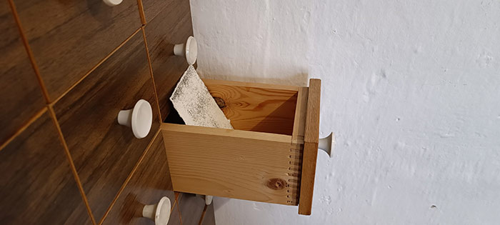 Henrik Pathirane: Mõistus ei ole dokumendikapp. See on kolumbaarium, kust vahel metsikud tuvid minema lendavad. (The mind is not a filing cabinet. It is a columbarium, from which unruly pigeons sometimes fly away.) puitplokid klaasil ja paberil (woodblock prints on glass and paper)