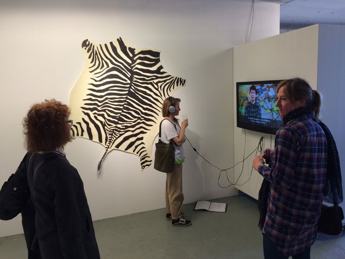 Olohuuto pop up -galleriana: berliiniläisen taiteilijayhteisön Scotty Enterprisen avajaiset 2015