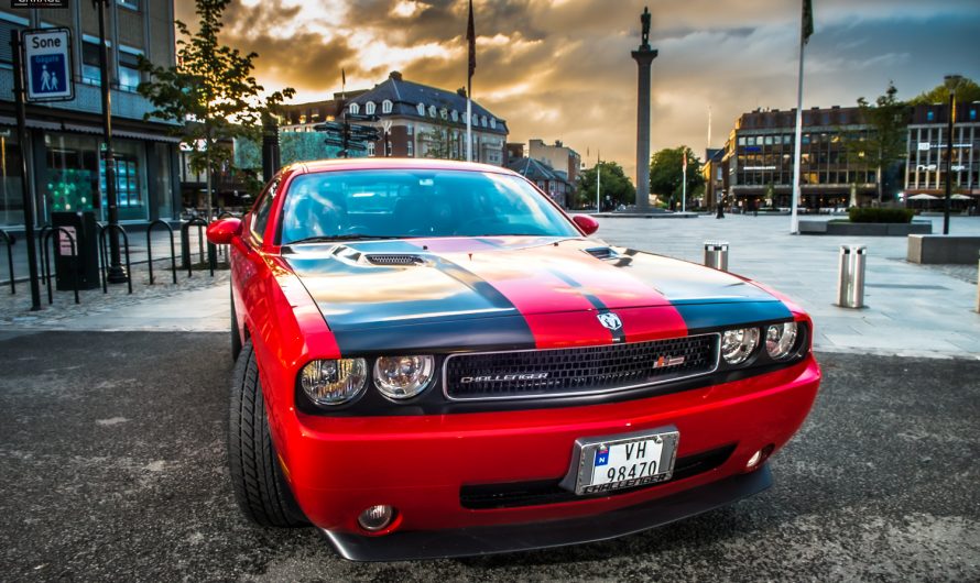 Rød Dodge Challenger 2010 modell