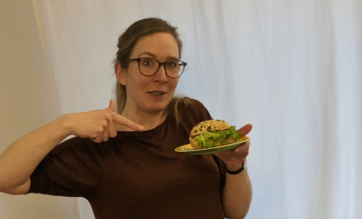 Gina hält Salatbroetchen