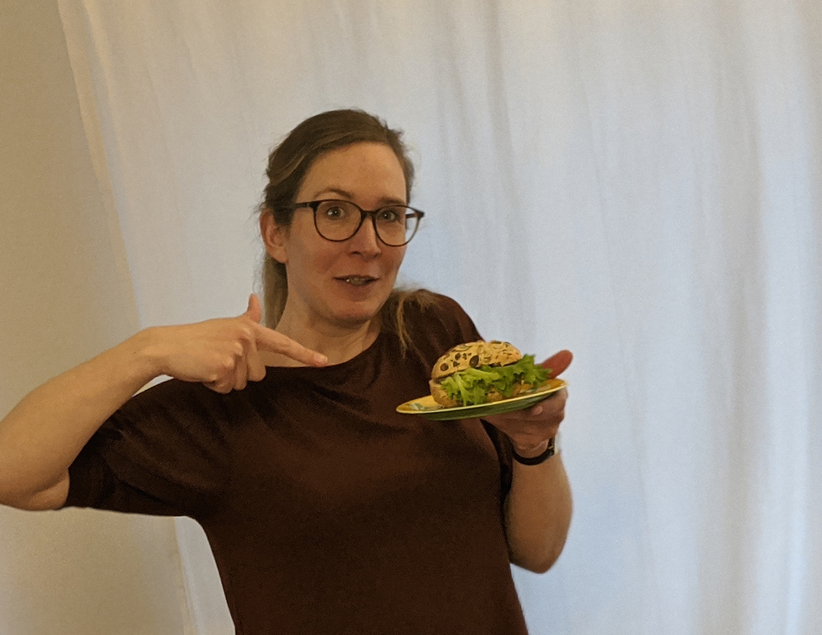 Gina hält Salatbroetchen