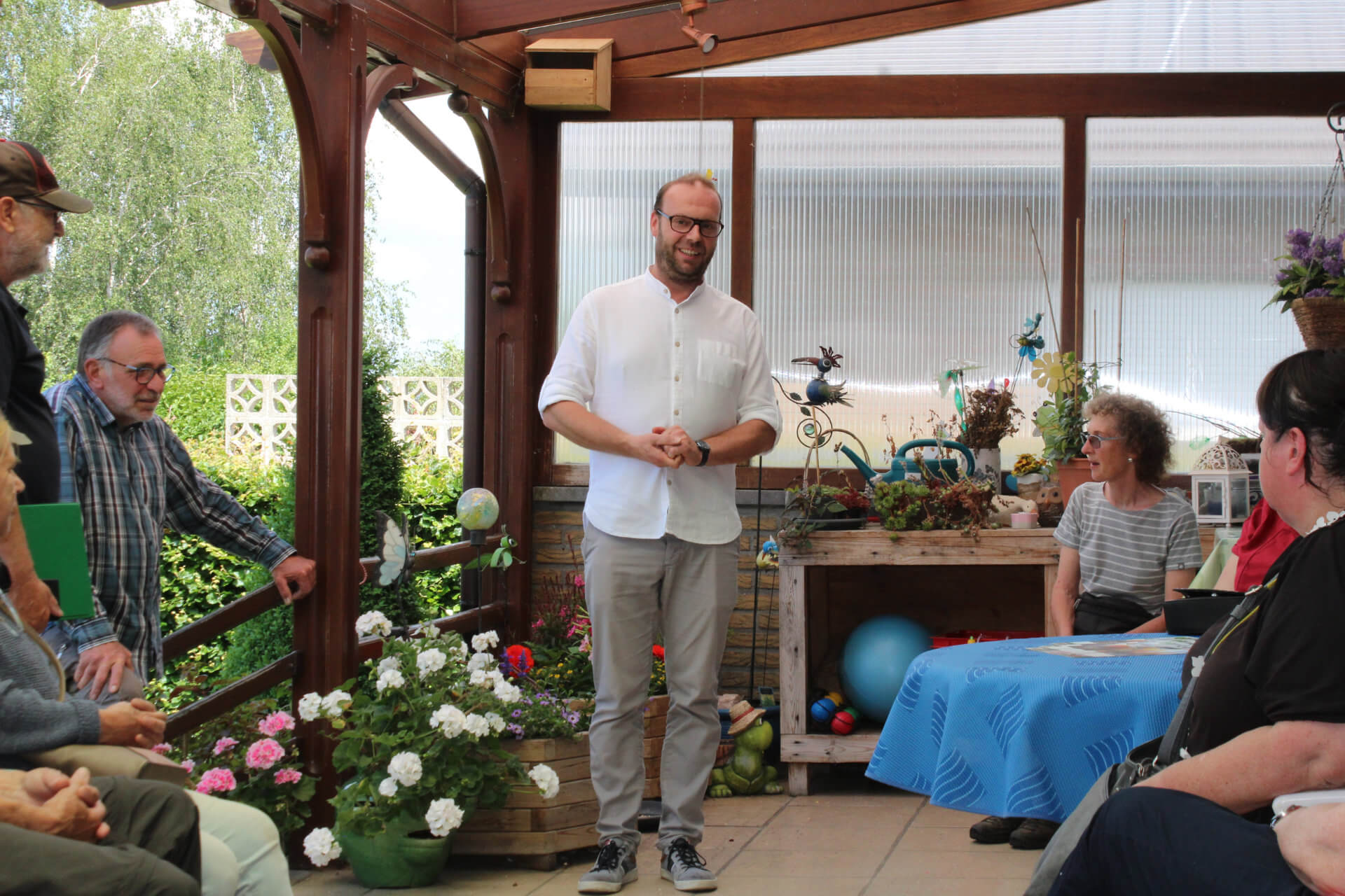 Gerd Brüls von den Ländlichen Gilden begrüßt die Teilnehmer zum Gartenbesuch bei Irene und Roger Vossen