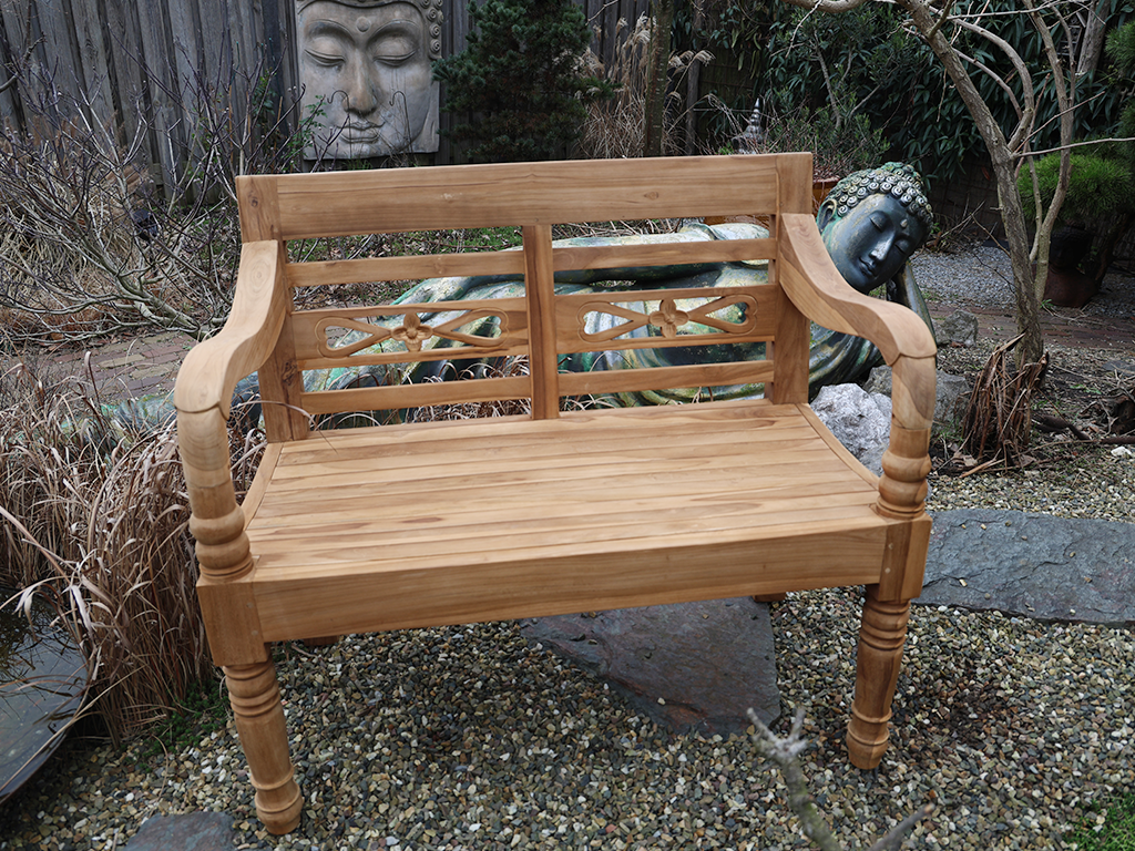 Gartenbank für eine Sitzecke in einem japanischen oder asiatischen Garten