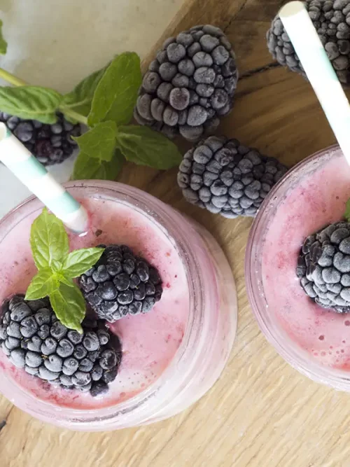 Zomerse bessen en bananen smoothie