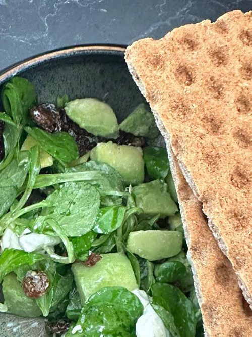 Crackers met avocadosalade & geitenkaas