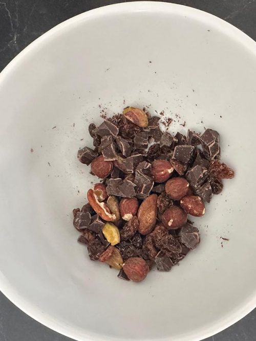 Noten met rozijnen en chocolade